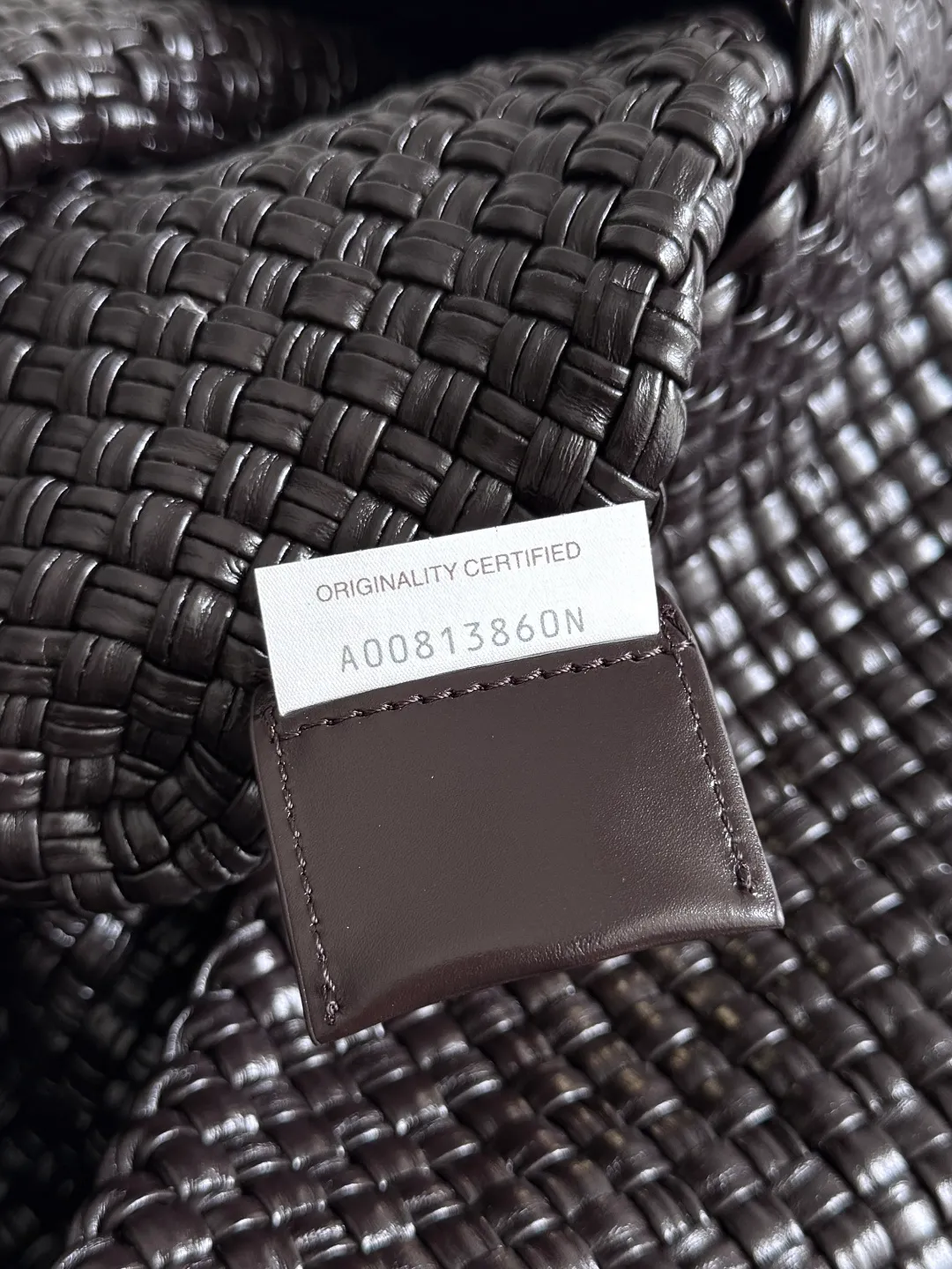 Batch 7360 BOTTEGA VENETA new product large Tosca Baci Baci means Kiss in Italian. Different from the previous Tosca style, this time the entire handbag presents a triangular shape design, and the handle is also designed with a single handle. The delicateness of each stitch of the craftsman's weaving, and the warmth of the handwork are like freshly baked bread! This is a bag that only experienced craftsmen can weave. The lightweight material and large capacity make it easy to carry whether you are an office worker or a student party😍Not only that, this bag is full of fashion, making you the center of attention whether it is for daily outings or important occasions👀 Style number: 762635 Size: 54*39.5*6cm